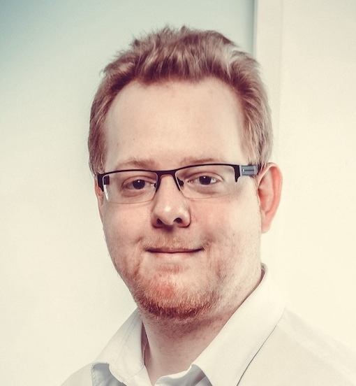 Rundes Portraitfoto von Jörg Amelunxen, freundlich lächelnd und professionell. Schafft Vertrauen und persönliche Verbindung vor dem Call-to-Action