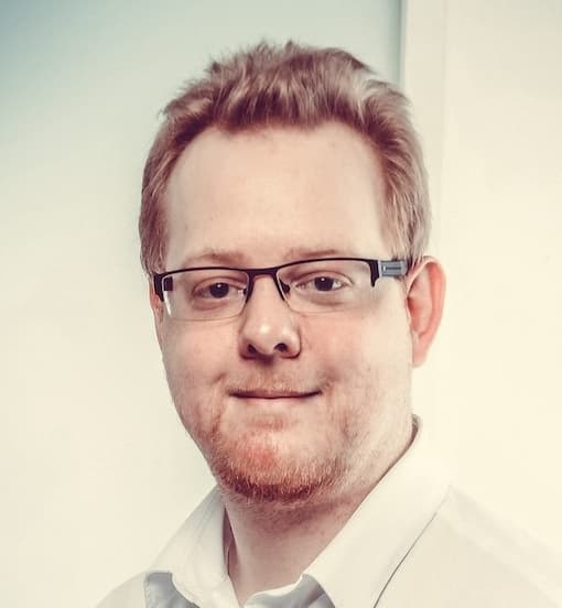 Professionelles Halbkörper-Portrait von Jörg Amelunxen mit freundlichem Blick und lässig-professionellem Outfit. Natürliches Licht, vermittelt Nahbarkeit und Kompetenz auf der Kontaktseite